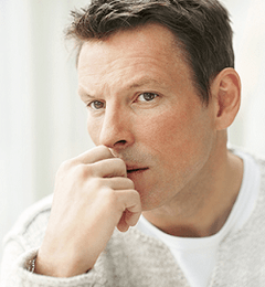 Un home pensou na descarga durante a súa excitación