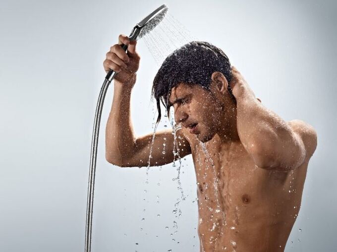 Unha ducha de contraste tonifica perfectamente o corpo dun home e, así, fortalece a potencia