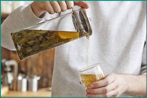 Beber té de herbas para a disfunción eréctil nos homes